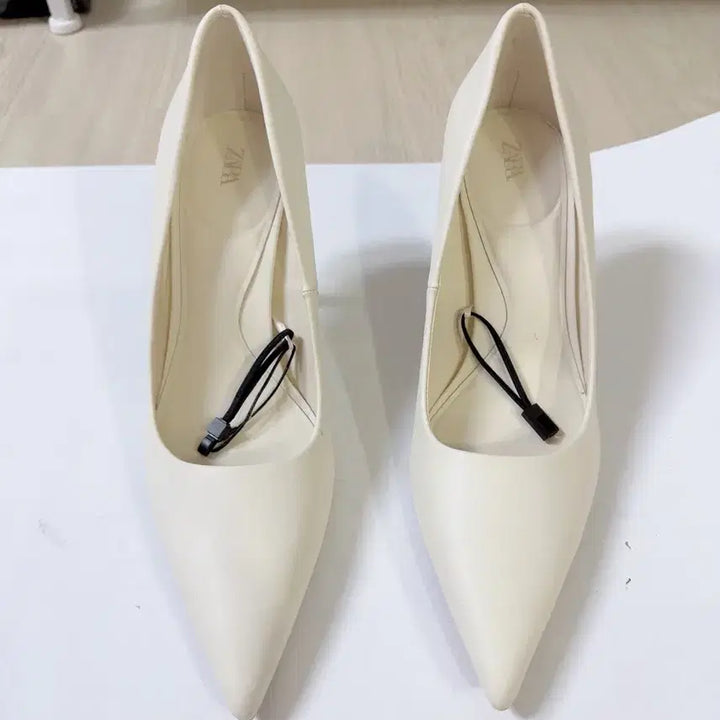 [BUNJANG] ZARA Ivory Pointed Toe Pumps / 자라 아이보리 힐