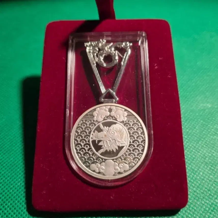 [BUNJANG] KOMSCO 2002 Korean Traditional Design Matte Proof Silver Medal Keychain / 2002년 한국조폐공사 한국 전통 열쇠 고리 무광 프루프 은메달