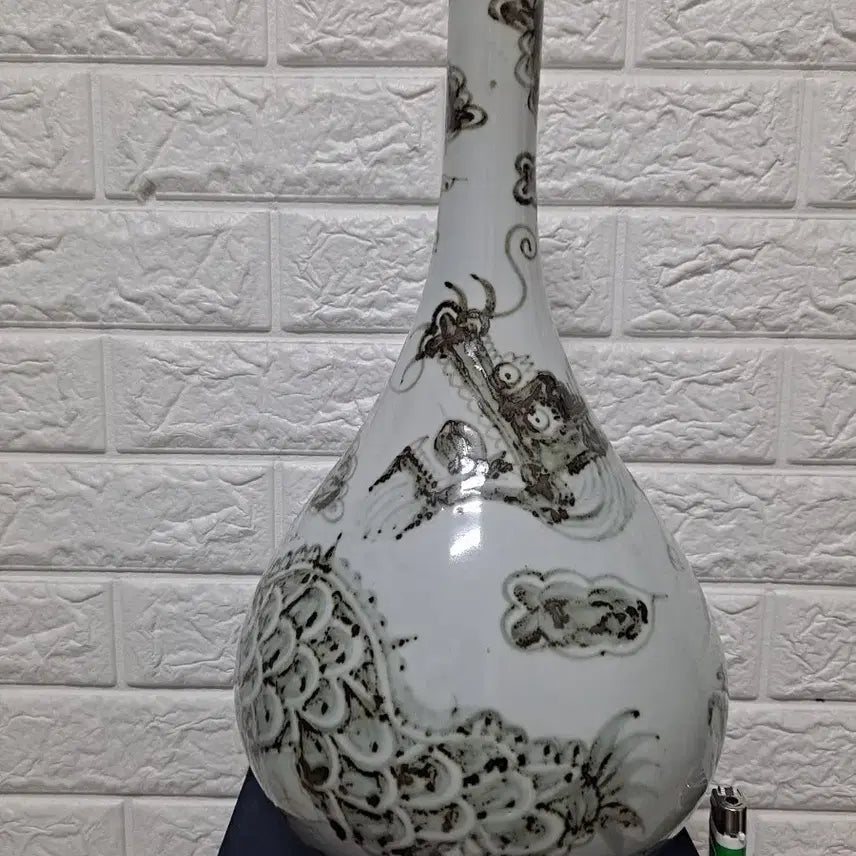 [BUNJANG] Iron-Painted White Porcelain Dragon Vase / 특이한 바닥관지 철화백자용충주병