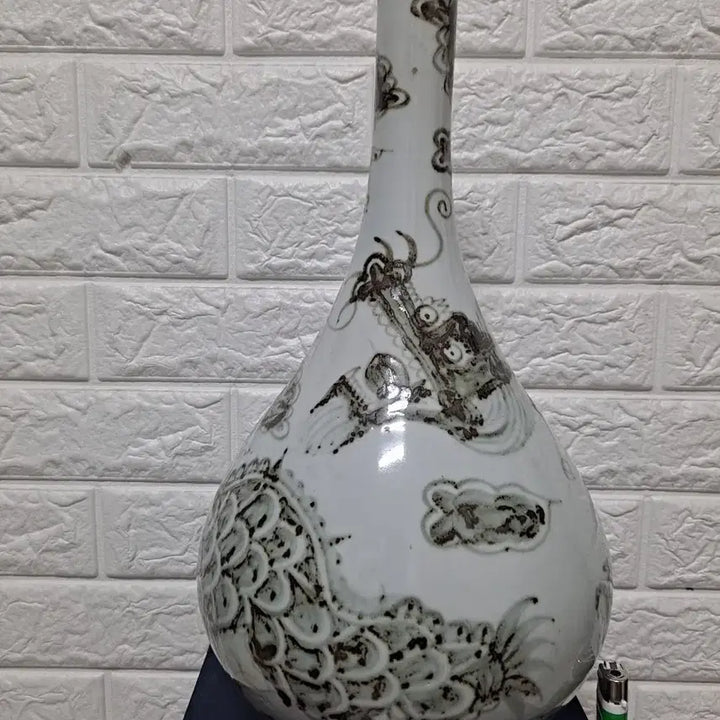 [BUNJANG] Iron-Painted White Porcelain Dragon Vase / 특이한 바닥관지 철화백자용충주병