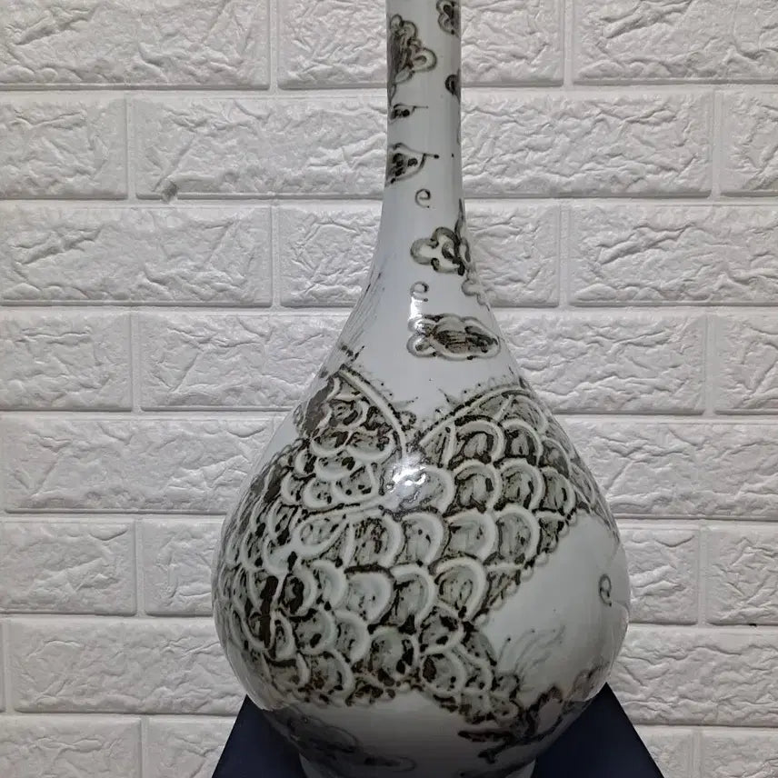 [BUNJANG] Iron-Painted White Porcelain Dragon Vase / 특이한 바닥관지 철화백자용충주병
