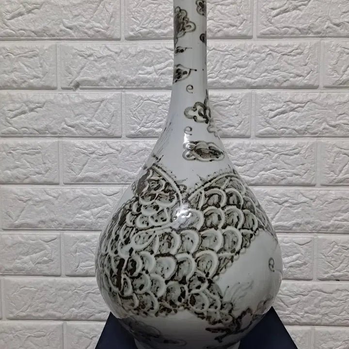 [BUNJANG] Iron-Painted White Porcelain Dragon Vase / 특이한 바닥관지 철화백자용충주병