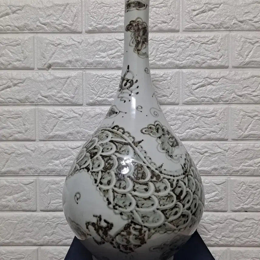 [BUNJANG] Iron-Painted White Porcelain Dragon Vase / 특이한 바닥관지 철화백자용충주병