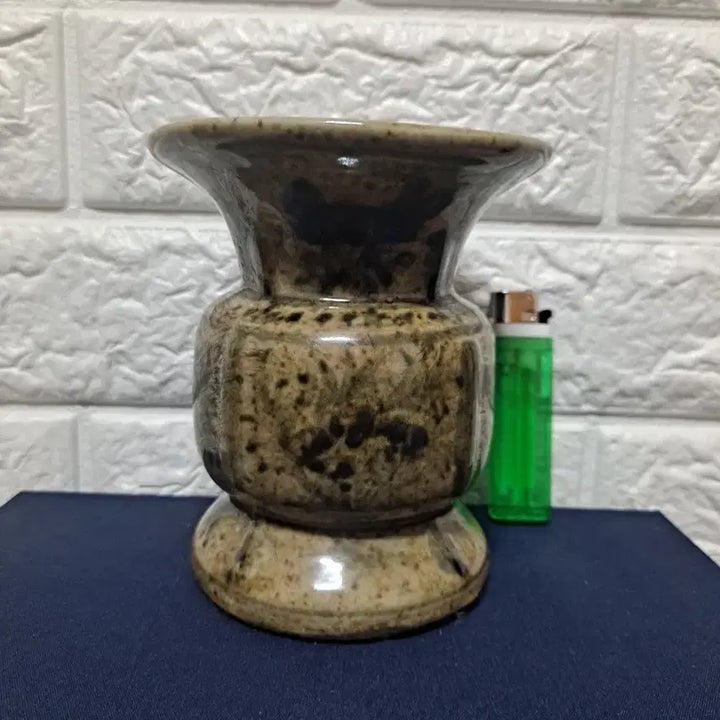 [BUNJANG] Antique Celadon Porcelain Vase with Iron-Painted Floral Design / 화병도자기