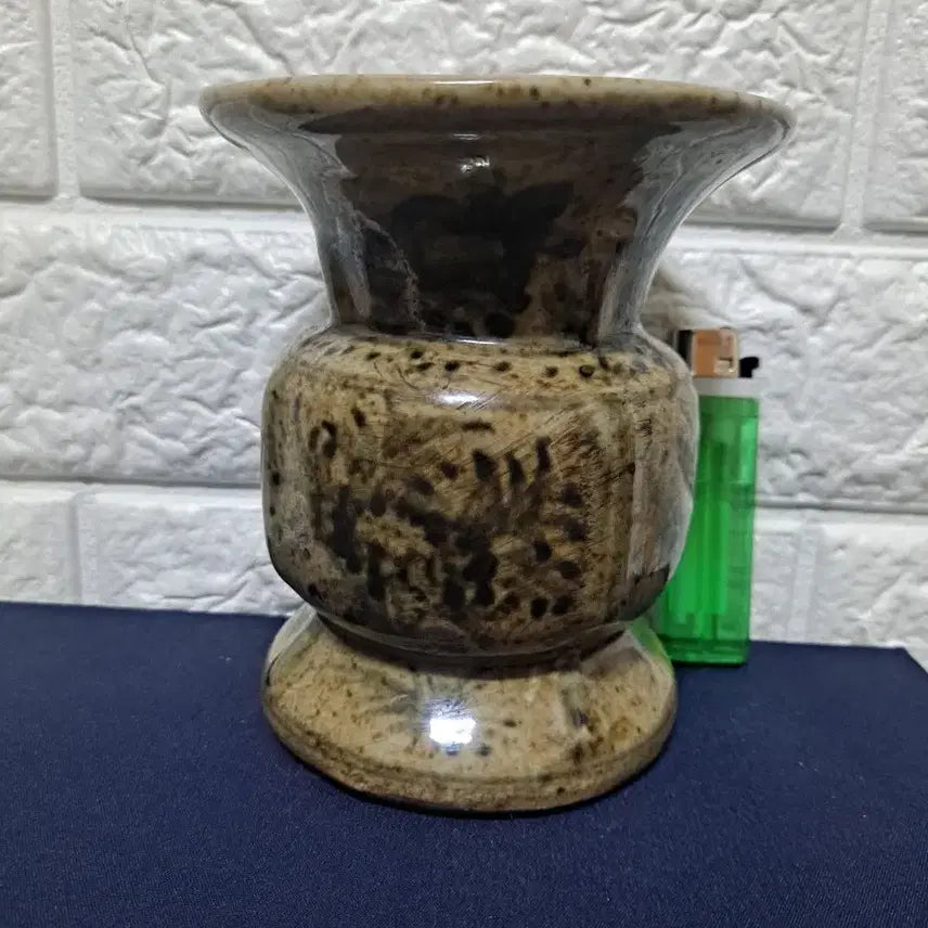 [BUNJANG] Antique Celadon Porcelain Vase with Iron-Painted Floral Design / 화병도자기