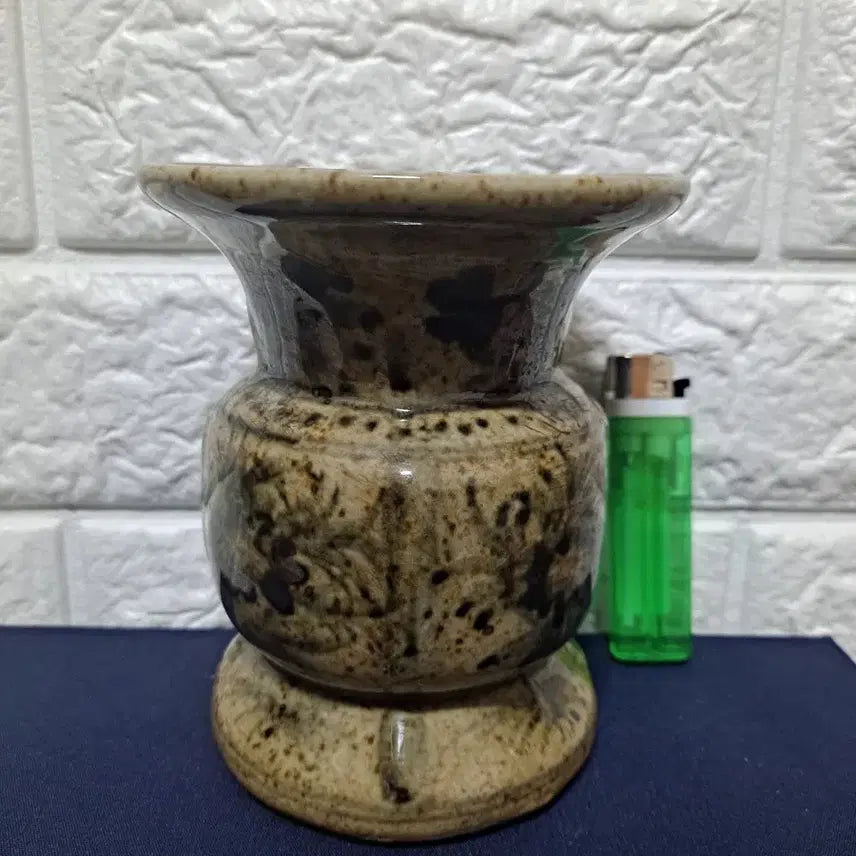 [BUNJANG] Antique Celadon Porcelain Vase with Iron-Painted Floral Design / 화병도자기