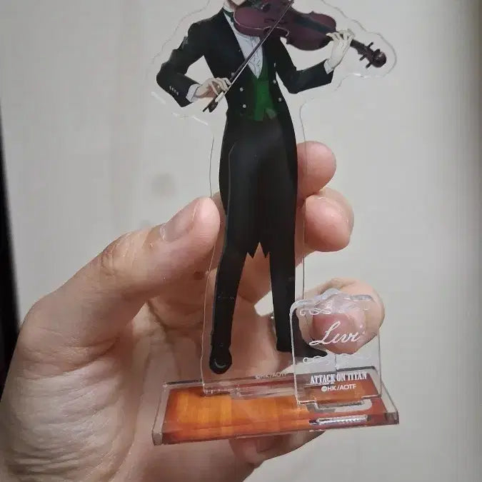 [BUNJANG] Attack on Titan Levi Musician Acrylic Stand / 리바이 음악가 아크릴 팔아요 (급처)