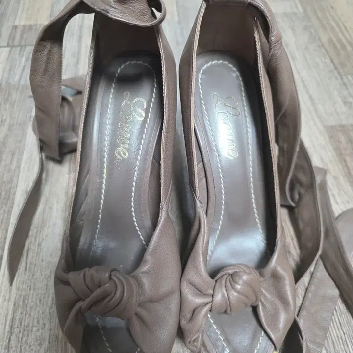 [SOLD OUT] 로에베 리본 랩 웨지힐 샌들