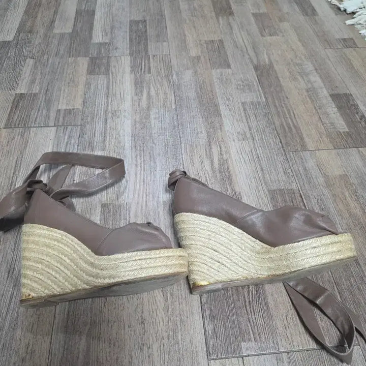 [SOLD OUT] 로에베 리본 랩 웨지힐 샌들