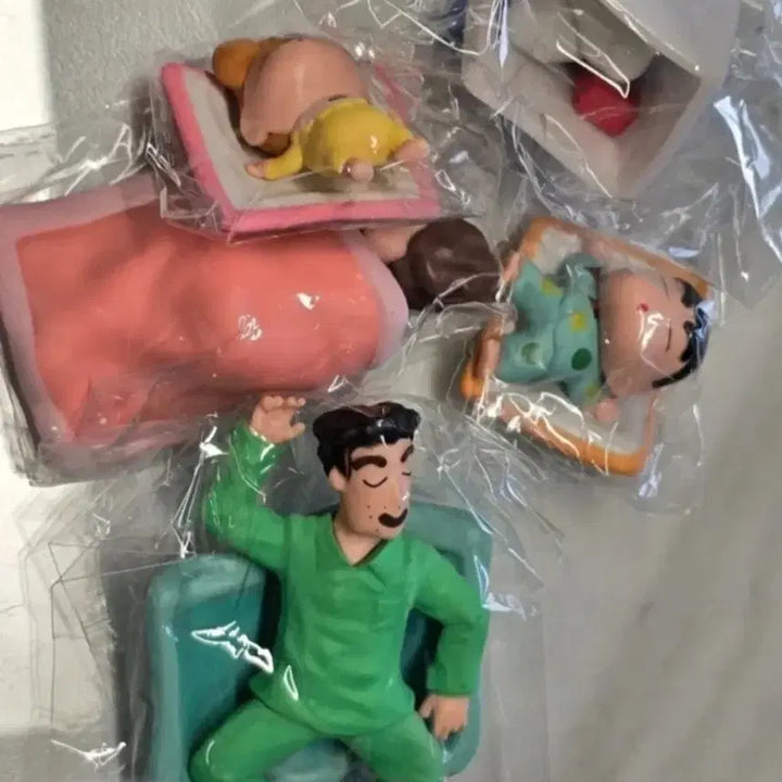 [BUNJANG] Crayon Shin-chan Sleeping Family Figure Set (5 Types, Sealed) / 짱구는 못말려 낮잠자는 짱구 가족 피규어 미개봉 5종 세트로 일괄 판매합