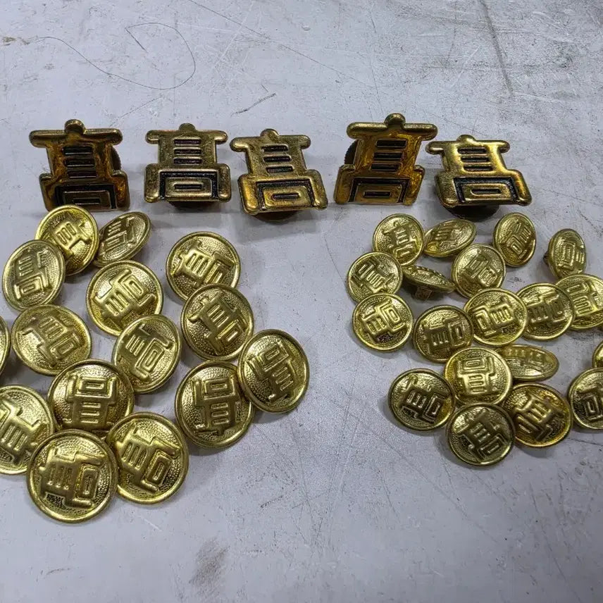 [BUNJANG] Vintage High School Uniform Buttons &amp; Badge Set / 고등학교/뺏지/단추