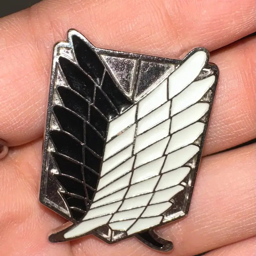 [BUNJANG] Attack on Titan Survey Corps Wings of Freedom Badge / 진격의 거인 조사병단 자유의 날개 뱃지