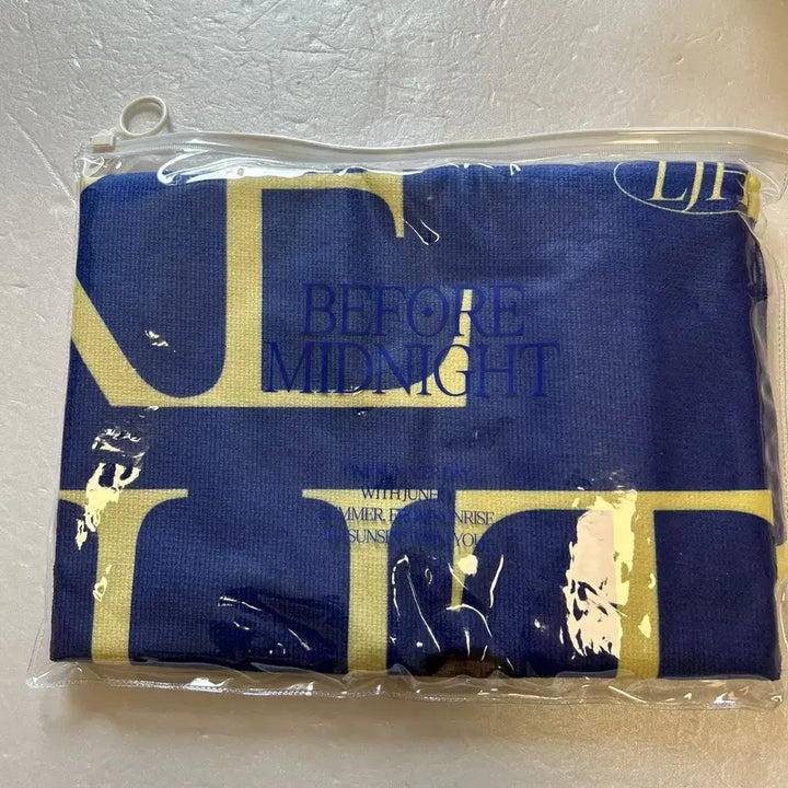 [BUNJANG] 2PM Lee Junho "King of the Jungle" Beach Towel &amp; Fabric Poster Bundle Set / 이준호 비미나 비치타올, 패브릭 포스터 일괄