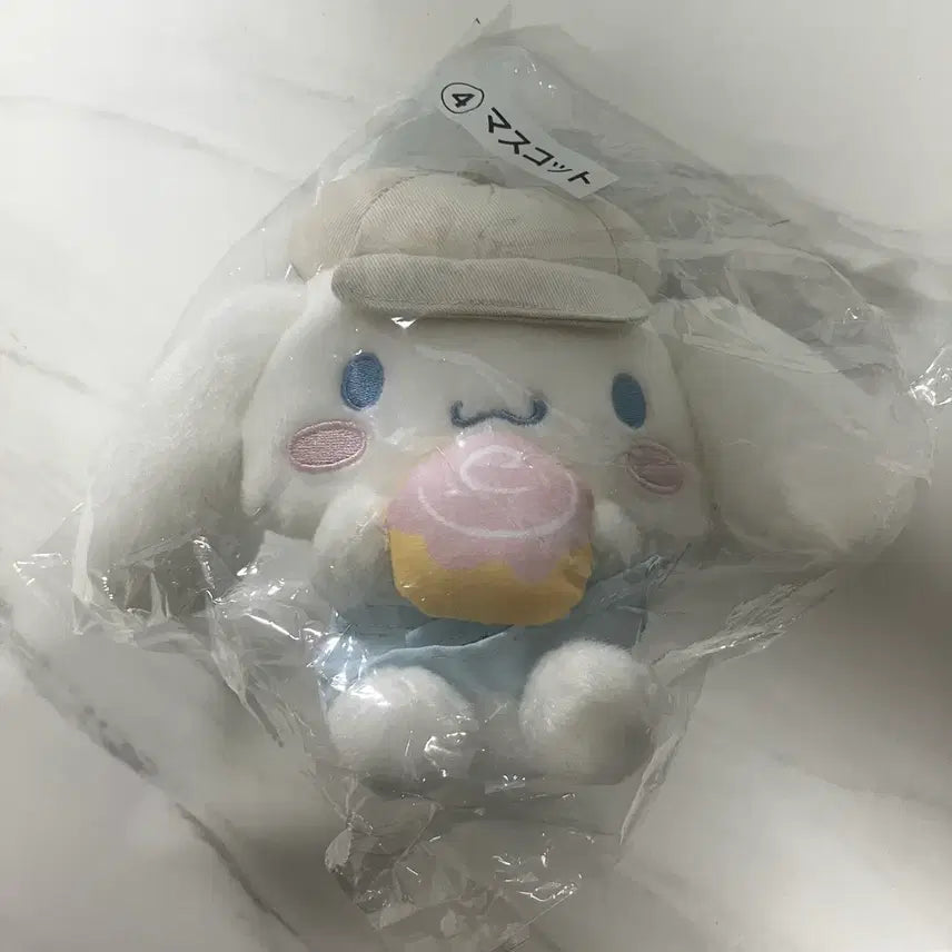 [BUNJANG] Sanrio Cinnamoroll Cupcake Mascot Plush Toy / 산리오 시나모롤 컵케이크 마스코트 인형 쿠지상품