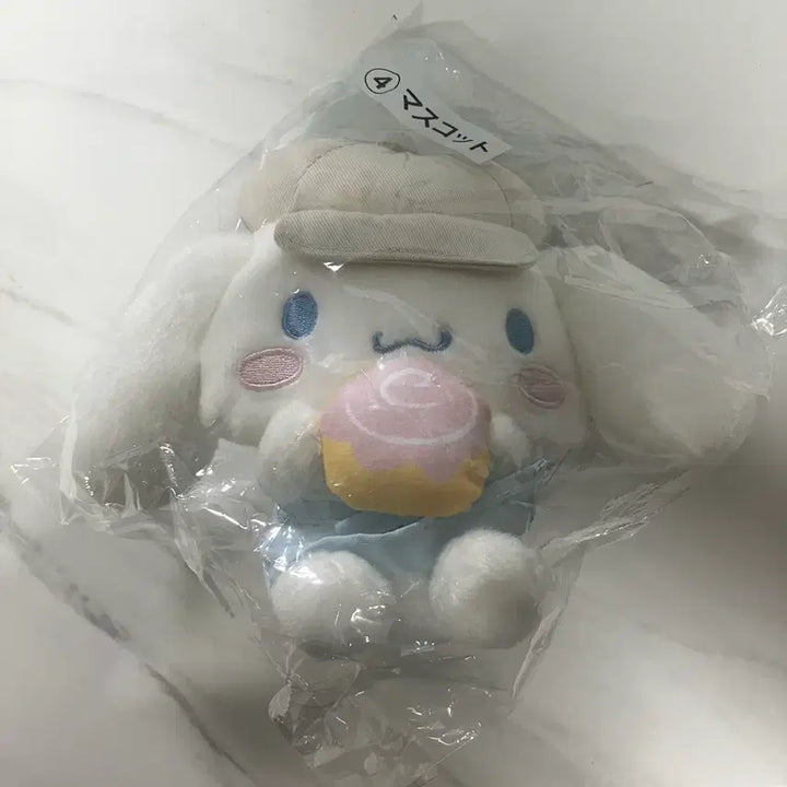 [BUNJANG] Sanrio Cinnamoroll Cupcake Mascot Plush Toy / 산리오 시나모롤 컵케이크 마스코트 인형 쿠지상품