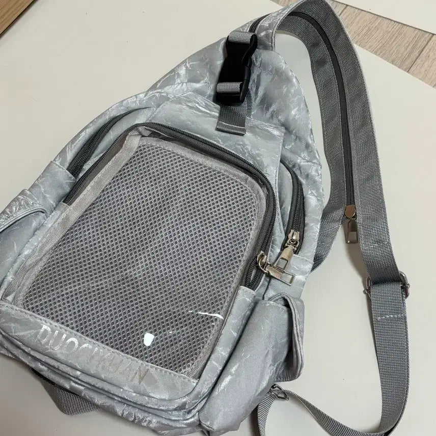 [BUNJANG] Mini Bag Hip Pack Backpack with Zipper Adjustment - Gray / (새상품) 굿즈 뱃지 미니 가방 힙색 이타백 지퍼 조절 백팩 그레이 회색