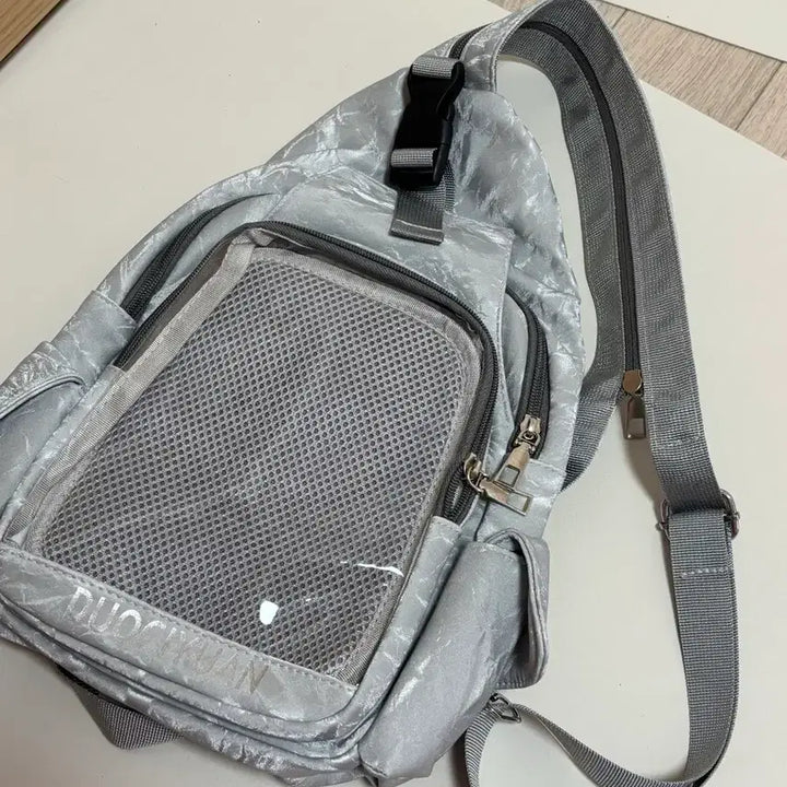 [BUNJANG] Mini Bag Hip Pack Backpack with Zipper Adjustment - Gray / (새상품) 굿즈 뱃지 미니 가방 힙색 이타백 지퍼 조절 백팩 그레이 회색
