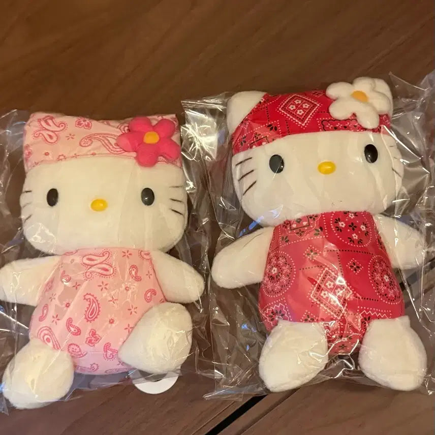 [BUNJANG] Hello Kitty Paisley Bandana Plush Doll / 반다나 페이즐리 헬로키티 인형