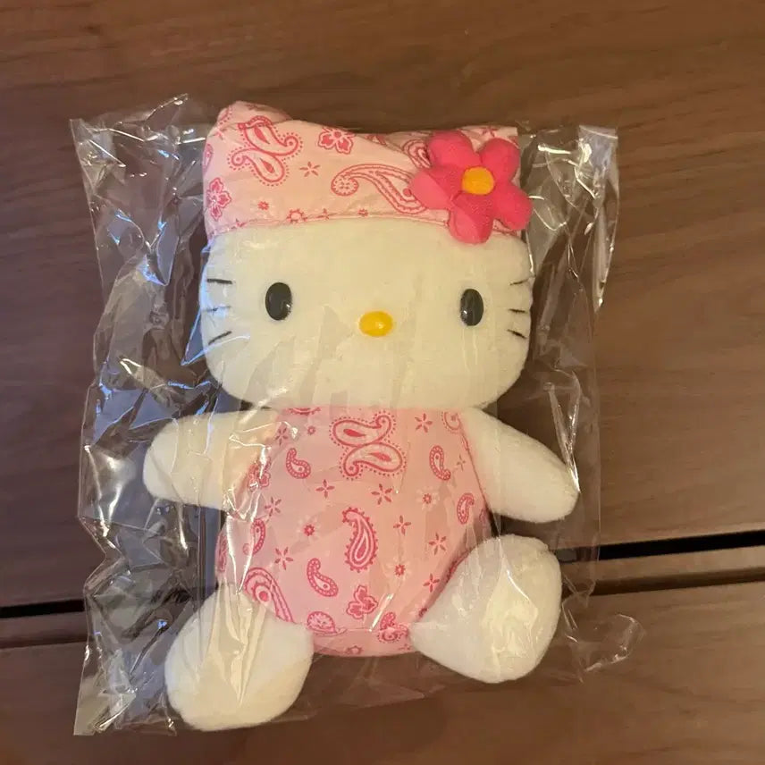 [BUNJANG] Hello Kitty Paisley Bandana Plush Doll / 반다나 페이즐리 헬로키티 인형
