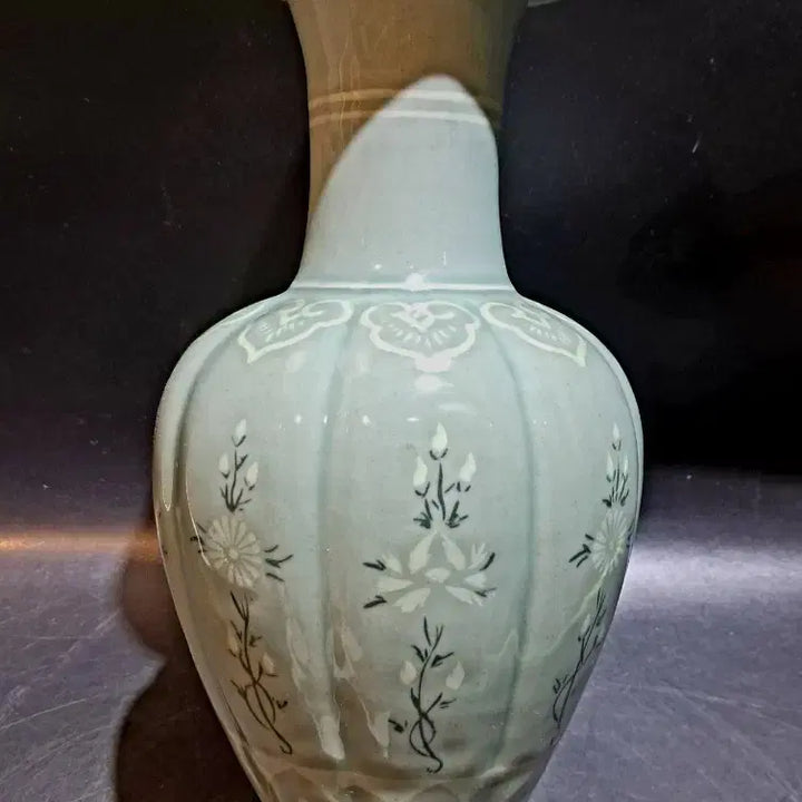[BUNJANG] Celadon Porcelain Vase with Black and White Inlay / 청자 과형 흑백상감 화병