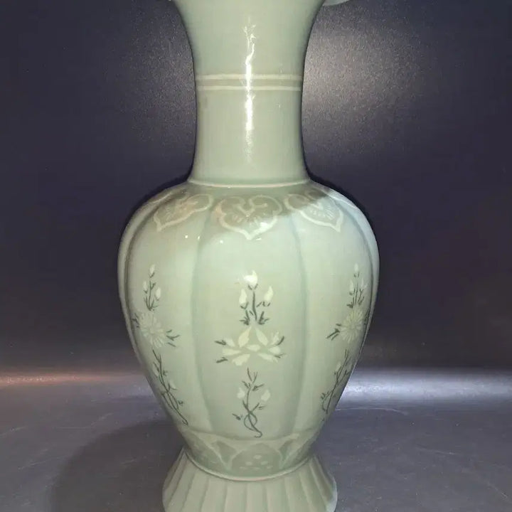 [BUNJANG] Celadon Porcelain Vase with Black and White Inlay / 청자 과형 흑백상감 화병