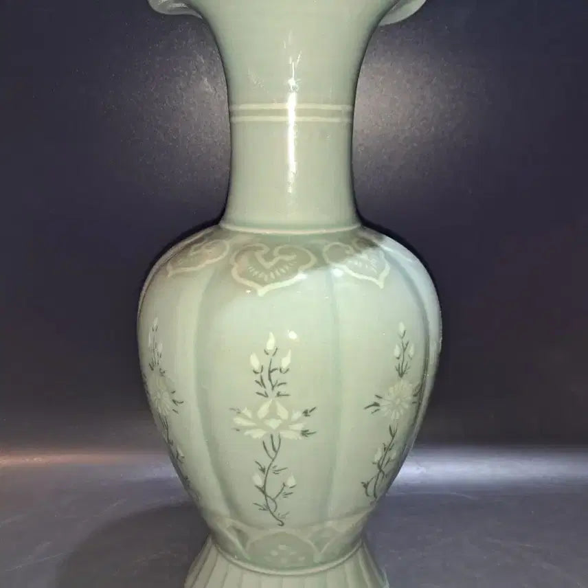 [BUNJANG] Celadon Porcelain Vase with Black and White Inlay / 청자 과형 흑백상감 화병