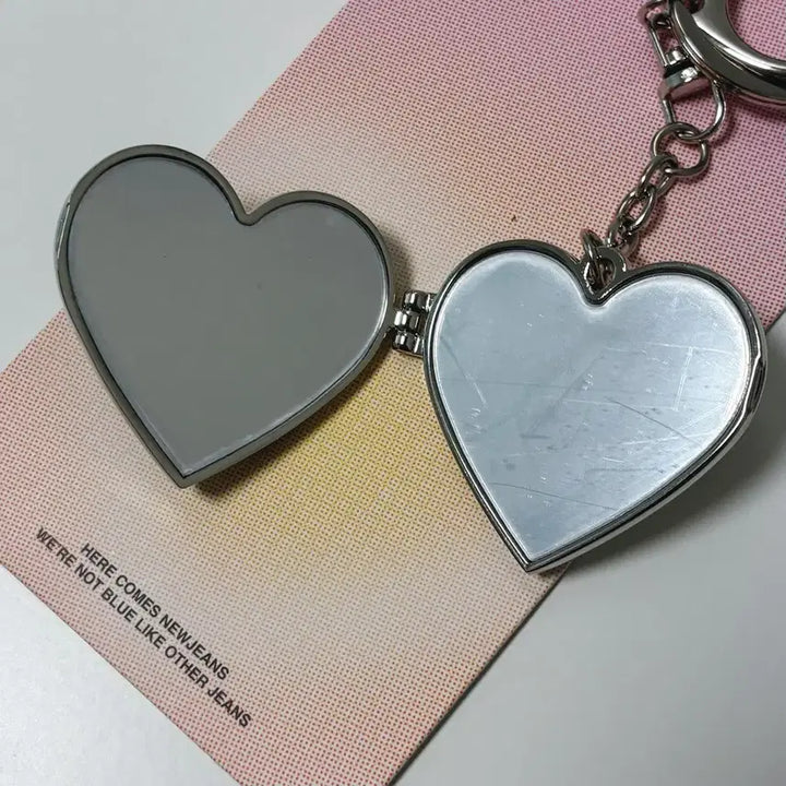 [BUNJANG] NewJeans Get Up Metal Mirror Keychain Hanni / 뉴진스 겟업 메탈 거울 키링