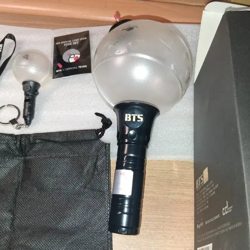 [BUNJANG] BTS Official Lightstick Army Bomb &amp; Keyring Set / 방탄공식응원봉 1 &amp;키링 1  army bomb&amp; key ring 1st