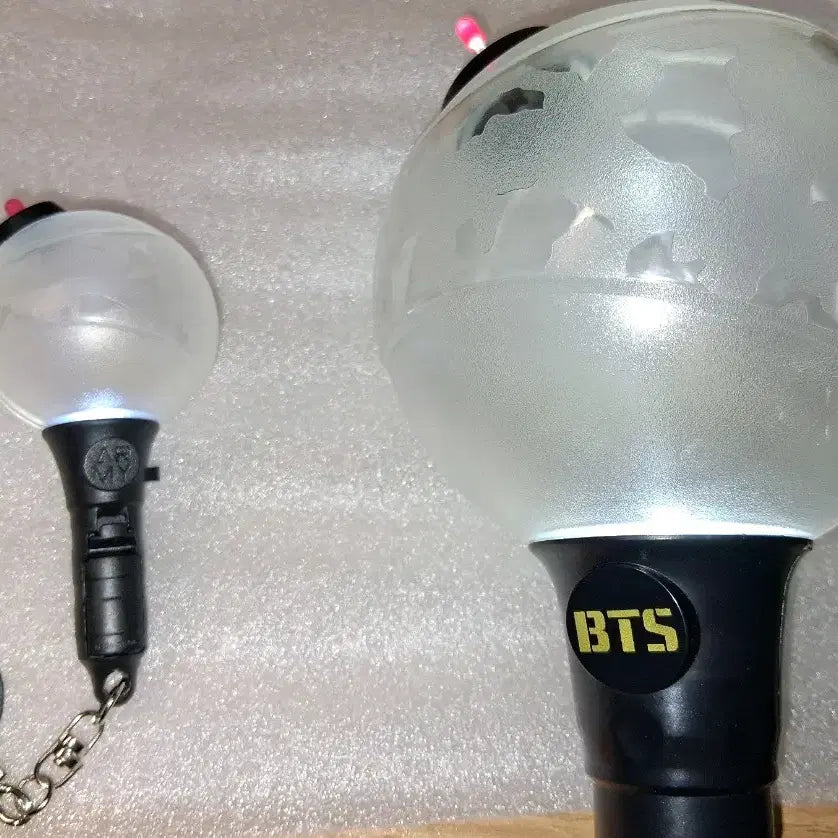 [BUNJANG] BTS Official Lightstick Army Bomb &amp; Keyring Set / 방탄공식응원봉 1 &amp;키링 1  army bomb&amp; key ring 1st