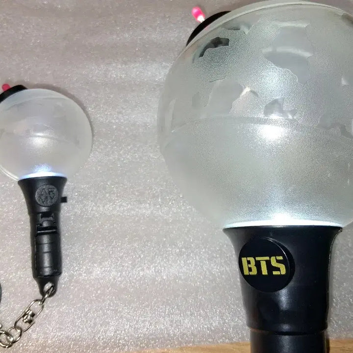 [BUNJANG] BTS Official Lightstick Army Bomb &amp; Keyring Set / 방탄공식응원봉 1 &amp;키링 1  army bomb&amp; key ring 1st