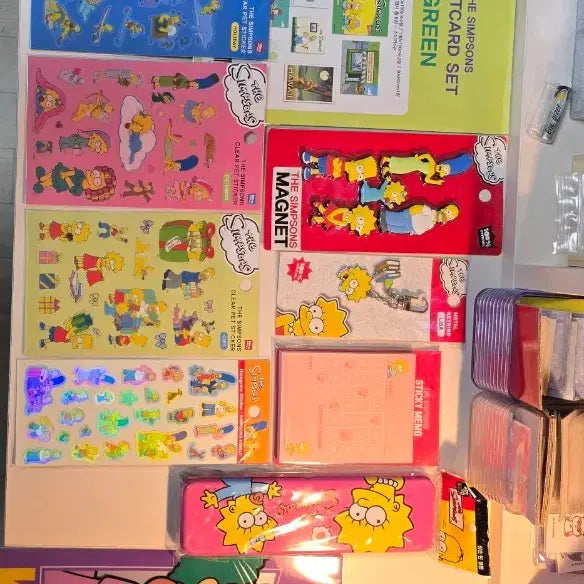 [BUNJANG] The Simpsons Character Goods Bundle: Lisa Metal Keychain, Magnet Set, Stationery, and More / 심슨 굿즈 일괄/ 심슨가족 마그넷 리사 키링 심슨 틴필통 등 문구학용품