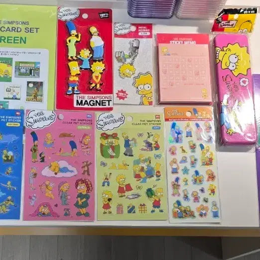 [BUNJANG] The Simpsons Character Goods Bundle: Lisa Metal Keychain, Magnet Set, Stationery, and More / 심슨 굿즈 일괄/ 심슨가족 마그넷 리사 키링 심슨 틴필통 등 문구학용품