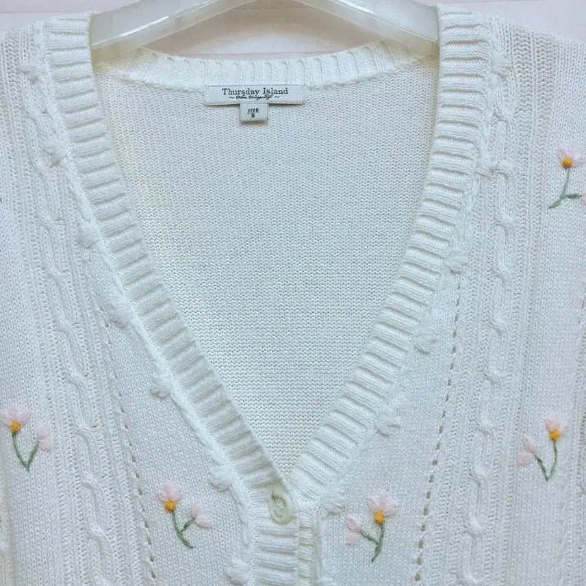 [BUNJANG] Thursday Island 24SS Floral Embroidered Cardigan / 써스데이아일랜드> 24ss 꽃자수 가디건 (325천원)