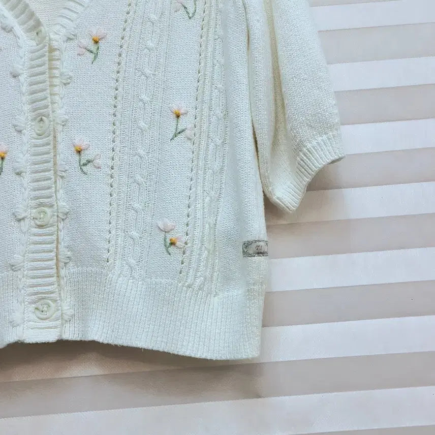 [BUNJANG] Thursday Island 24SS Floral Embroidered Cardigan / 써스데이아일랜드> 24ss 꽃자수 가디건 (325천원)