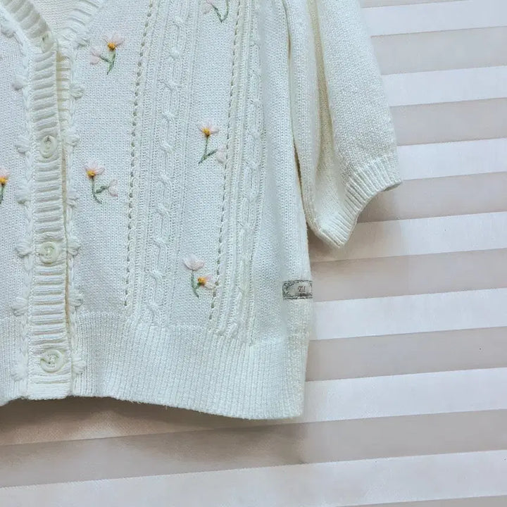 [BUNJANG] Thursday Island 24SS Floral Embroidered Cardigan / 써스데이아일랜드> 24ss 꽃자수 가디건 (325천원)