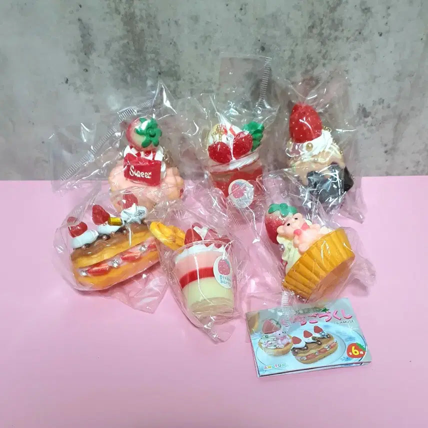 [BUNJANG] Strawberry Dessert Gacha Figures Set (6 Types) / 주얼리 딸기 디저트 가챠 피규어 6종셋트
