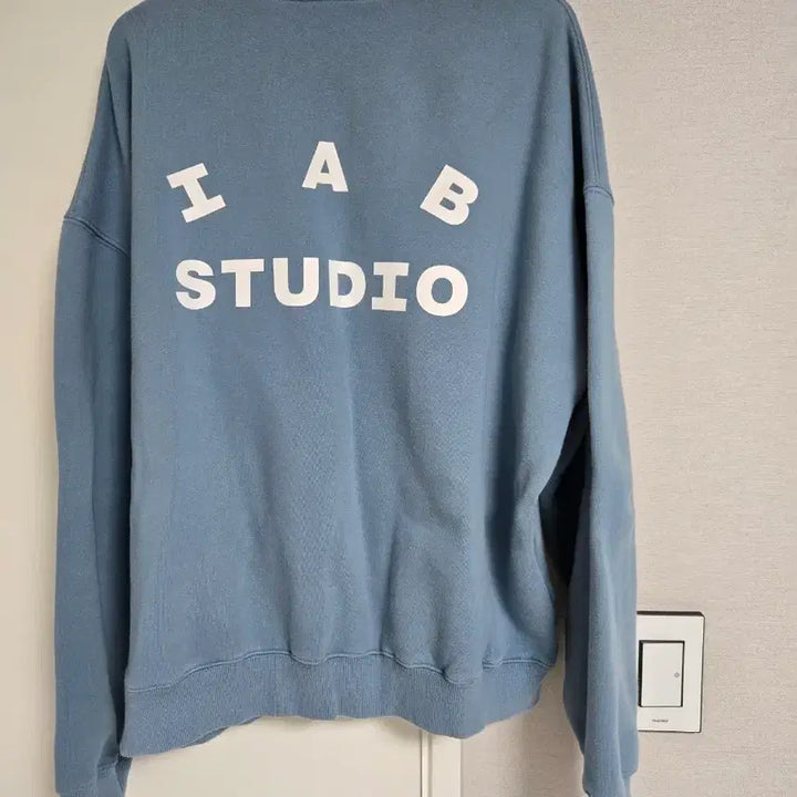 [BUNJANG] IAB Studio Crewneck Sweatshirt Sky Blue L / 아이앱 스튜디오 크루넥 스카이 블루 L사이즈팝니다