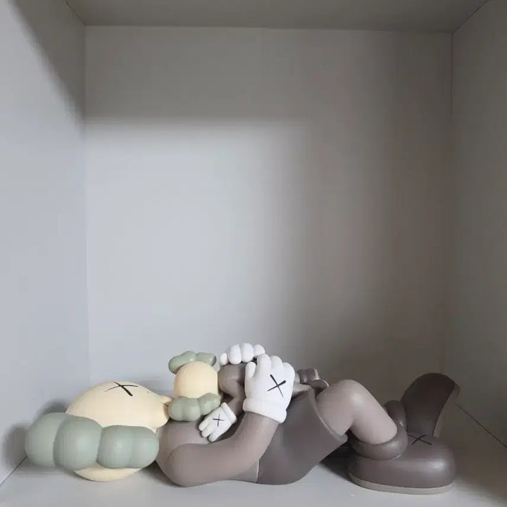 [BUNJANG] KAWS Holiday Singapore Brown Figure / KAWS Holiday Singapore 카우스 홀리데이 싱가포르 브라운