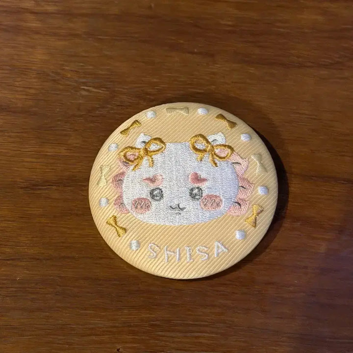 [BUNJANG] Chiikawa Embroidered Can Badge (Shisa) / 치이카와 자수 캔뱃지 시사 시샤