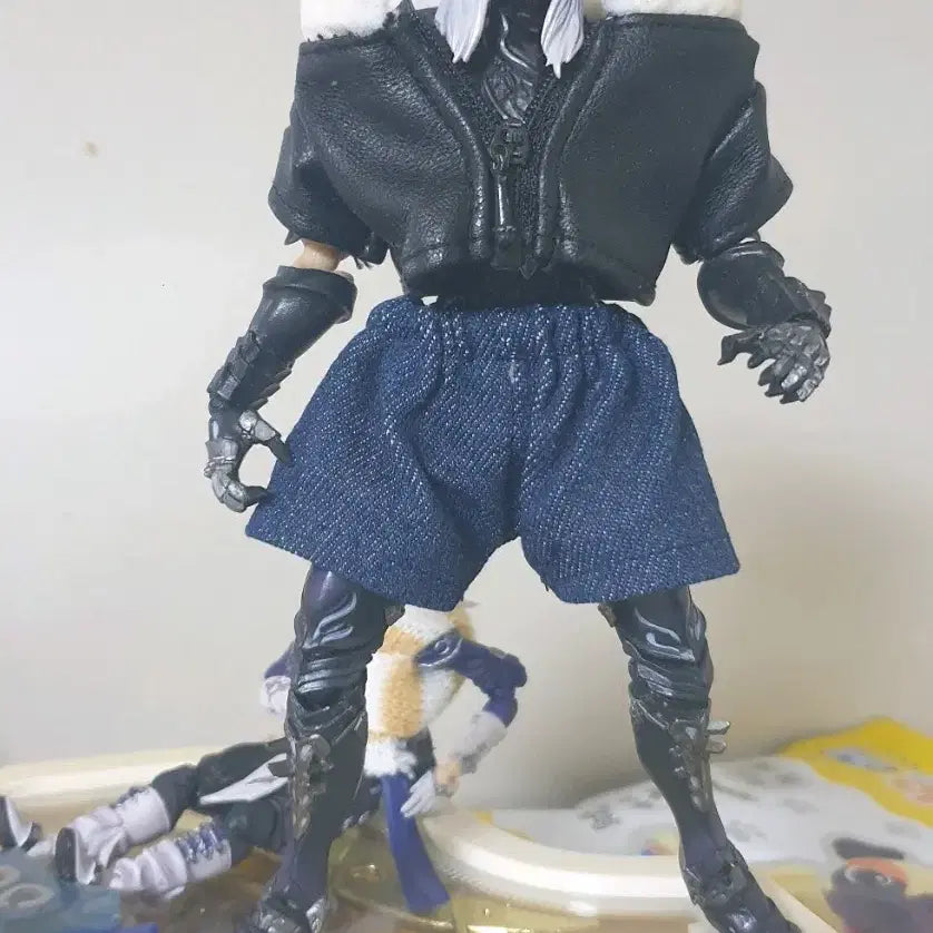 [BUNJANG] Final Fantasy XIV Estinien Figure with Custom Doll Clothes and Mini Soul Crystal / 파판14 에스티니앙 피규어 공식 ff14 하자있음 + 인형옷, 미니 소크