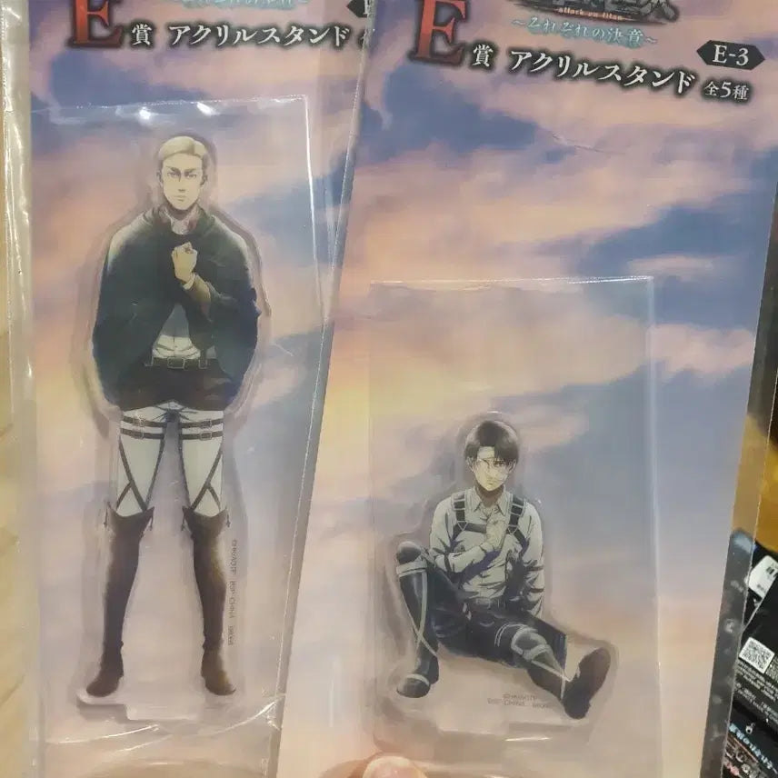 [BUNJANG] Attack on Titan "E" Series Acrylic Stand Set - Erwin &amp; Levi / 진격의 거인  e상 아크릴 스탠드 엘빈/리바이 일괄