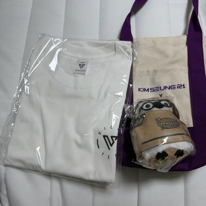 [BUNJANG] Kim Seung-ri Premiere Goods Bundle T-shirt Bag Doll Set / 김승리 시사회 굿즈 일괄 티셔츠 가방 인형