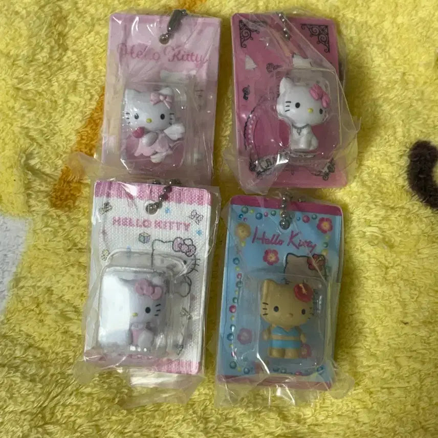 [BUNJANG] Hello Kitty Figure Package Charm Gacha Set (4 Pieces) / 헬로키티 피규어 패키지챰 가챠 4개 세트