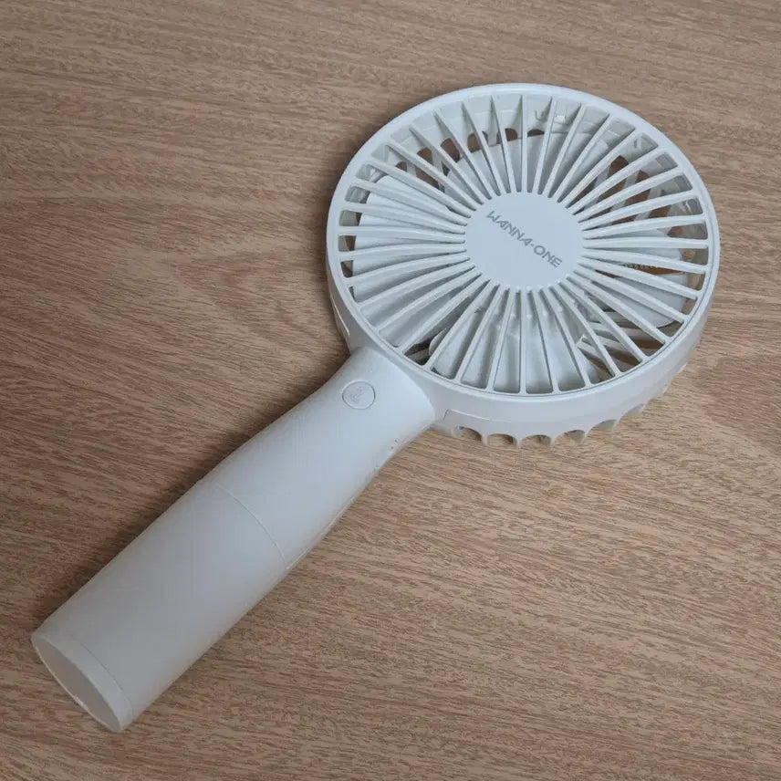 [SOLD OUT] 워너원 LED 핸디팬 손선풍기 화이트 개봉