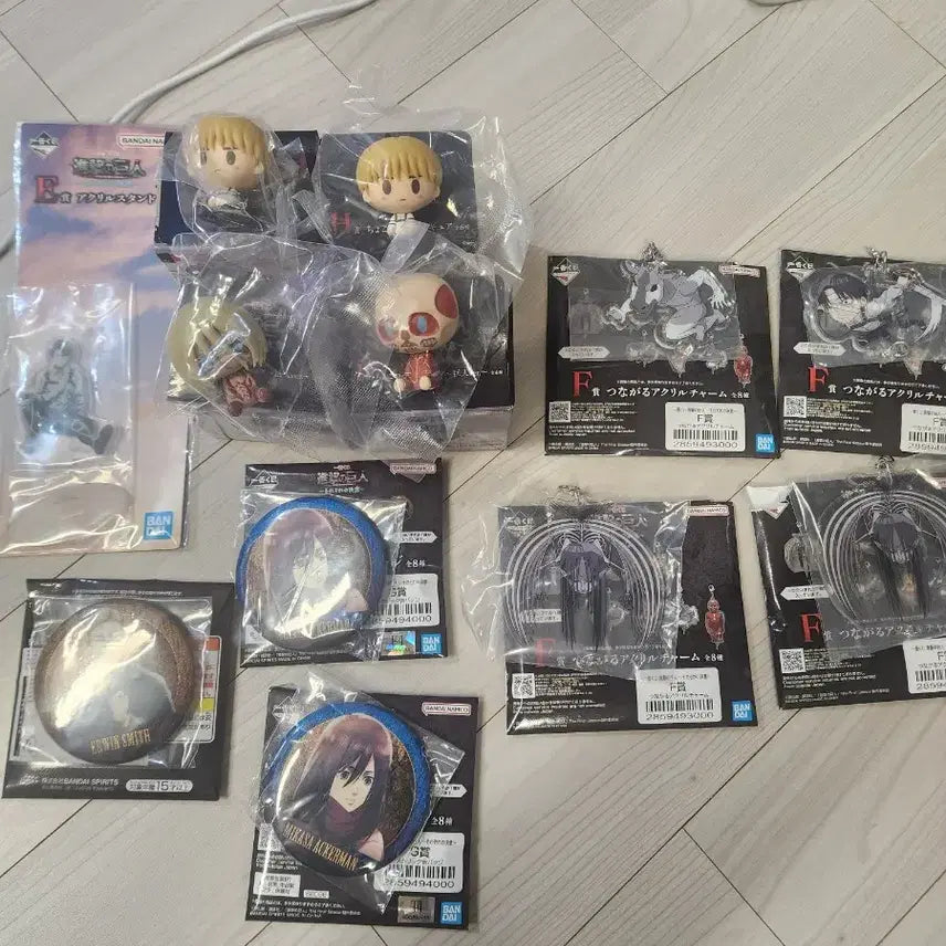 [BUNJANG] Attack on Titan Choconomo Figures &amp; Levi Standee &amp; Can Badges Bundle / 진격의거인 각자의결의 초코노코4개 리바이 스탠드 캔뱃지 일괄5만원
