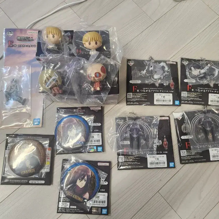 [BUNJANG] Attack on Titan Choconomo Figures &amp; Levi Standee &amp; Can Badges Bundle / 진격의거인 각자의결의 초코노코4개 리바이 스탠드 캔뱃지 일괄5만원