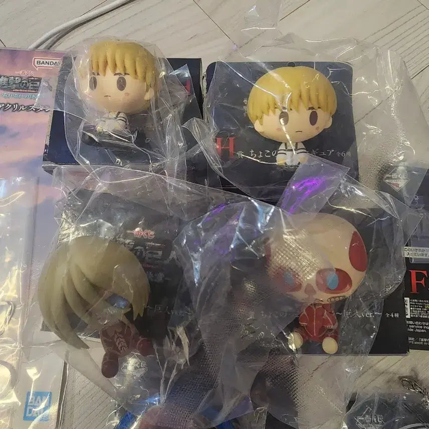 [BUNJANG] Attack on Titan Choconomo Figures &amp; Levi Standee &amp; Can Badges Bundle / 진격의거인 각자의결의 초코노코4개 리바이 스탠드 캔뱃지 일괄5만원