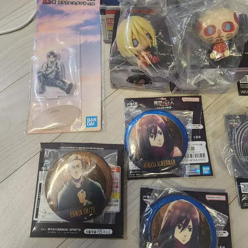 [BUNJANG] Attack on Titan Choconomo Figures &amp; Levi Standee &amp; Can Badges Bundle / 진격의거인 각자의결의 초코노코4개 리바이 스탠드 캔뱃지 일괄5만원