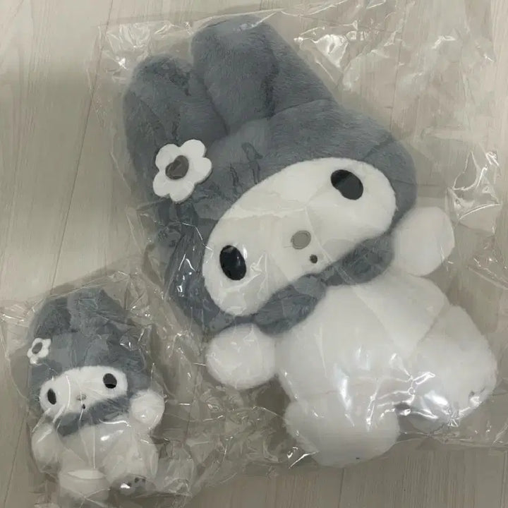 [BUNJANG] Sanrio My Melody Monotone Plush Set (25cm Doll + 13cm Keychain) / (세트) 산리오 모노톤 흑백 마이멜로디 25cm 13cm 인형 키링