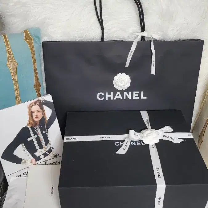 [BUNJANG] Chanel 25 Bag Accessories Set: Magnetic Box, Shopping Bag, Camellia Ribbon / 1-3)샤넬25백 자석박스쇼핑백속지 까멜리아리본 셋트